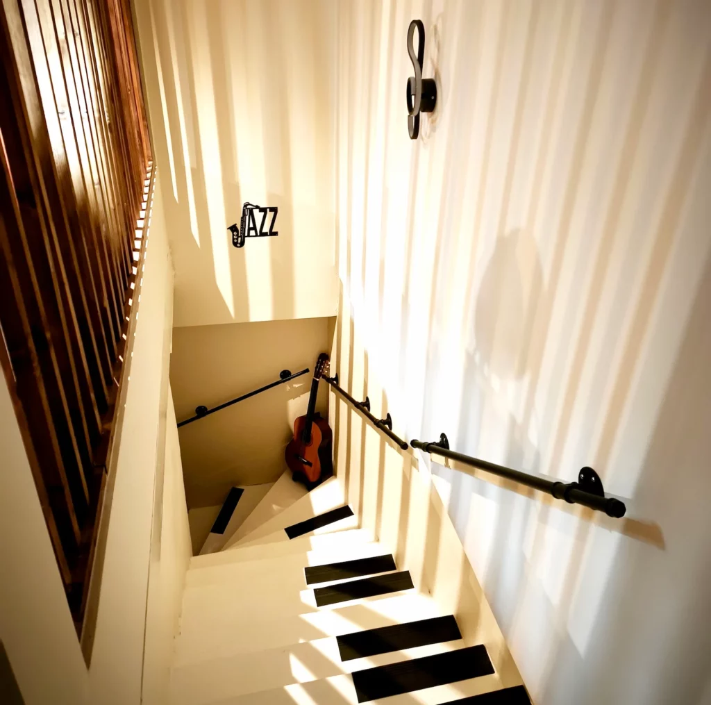 décoration musicale jusque dans les escaliers privés de l'hébergement