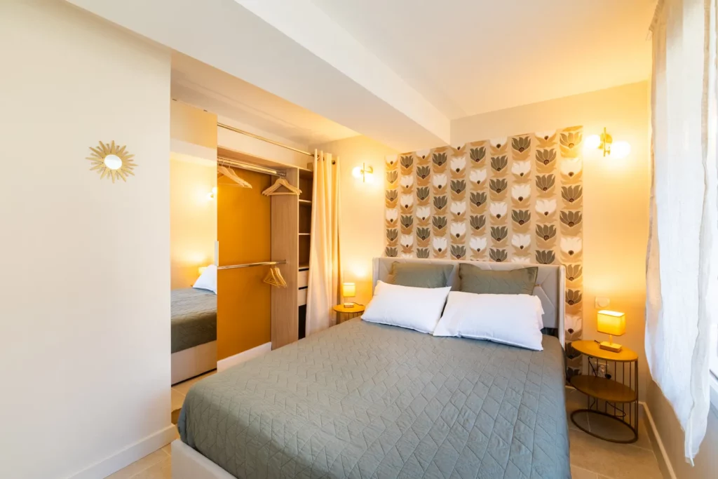 chambre lumineuse avec dressing, grand miroir et lavabo