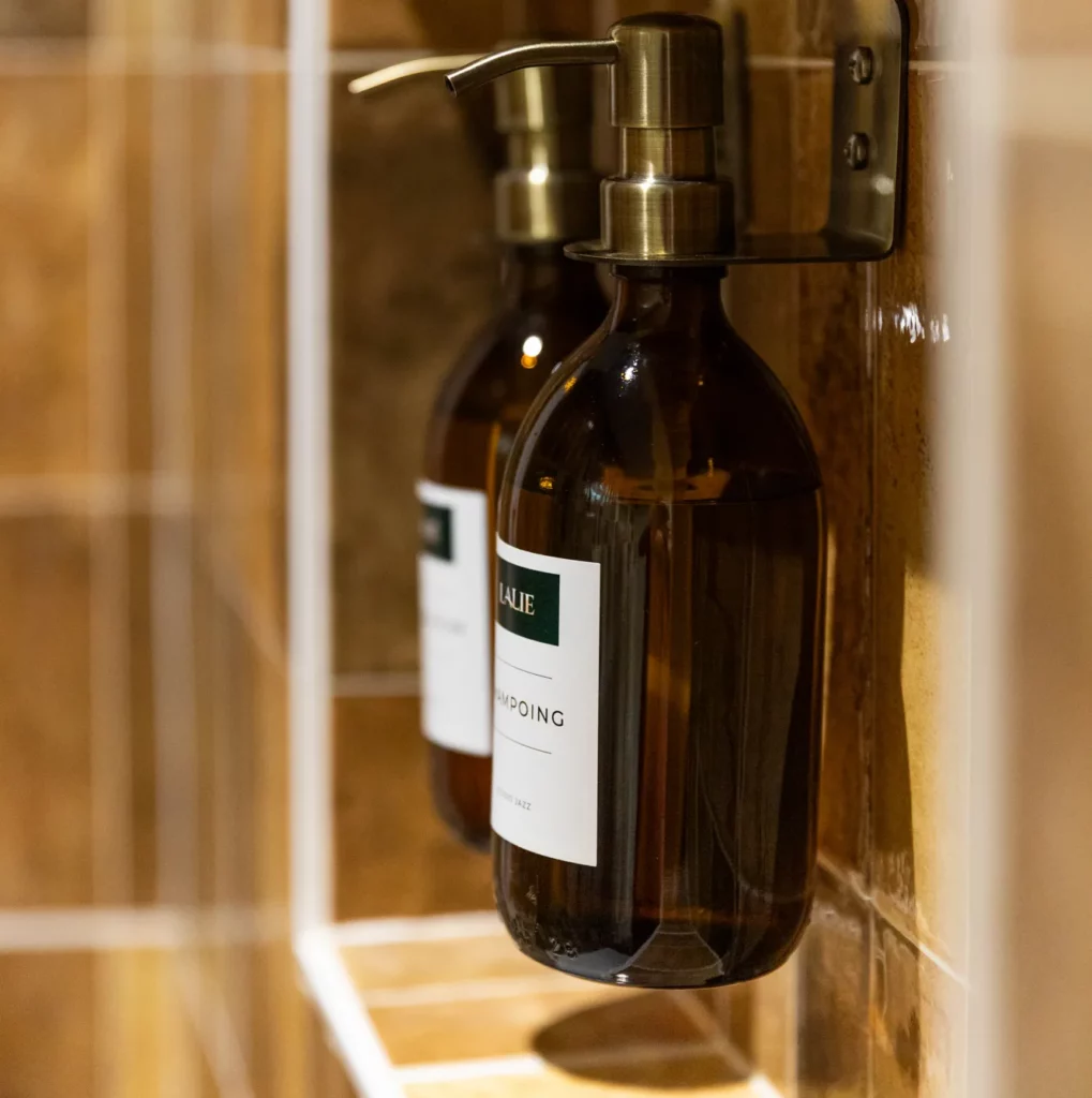 shampooing et gel douche fournis pour une expérience optimale