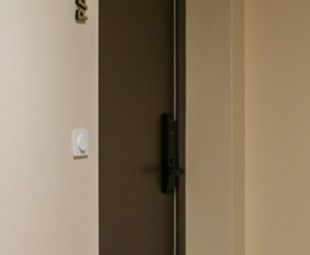 serrure connectée pour une arrivée autonome et flexible 24h/24

horaires de base 18h-11h

arrivée anticipée et/ou départ tardif disponibles à 10€/h