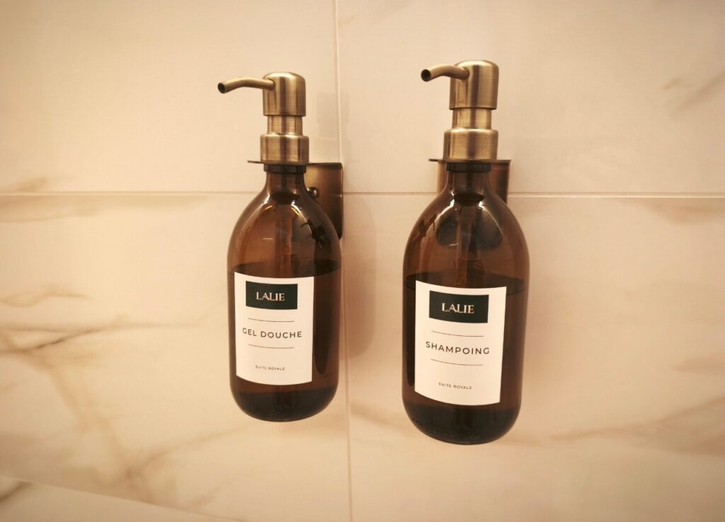 shampooing et gel douche fournis