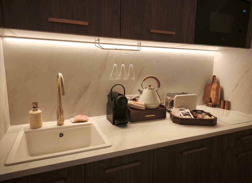 cuisine équipée, plaque induction, micro-ondes grill et frigo-congèl