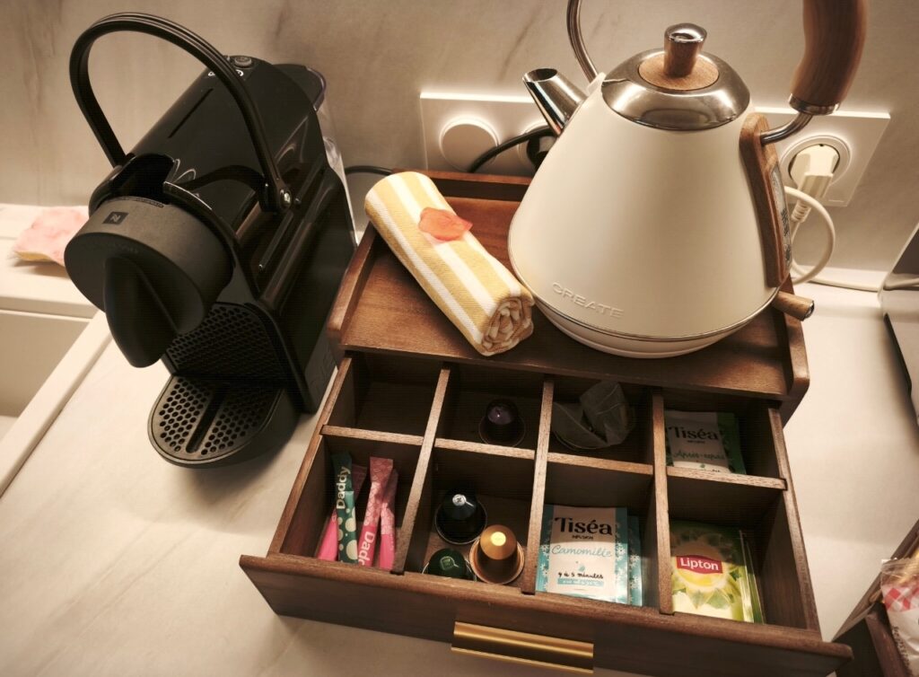 4 capsules de café, tisanes, thés, sucrettes...