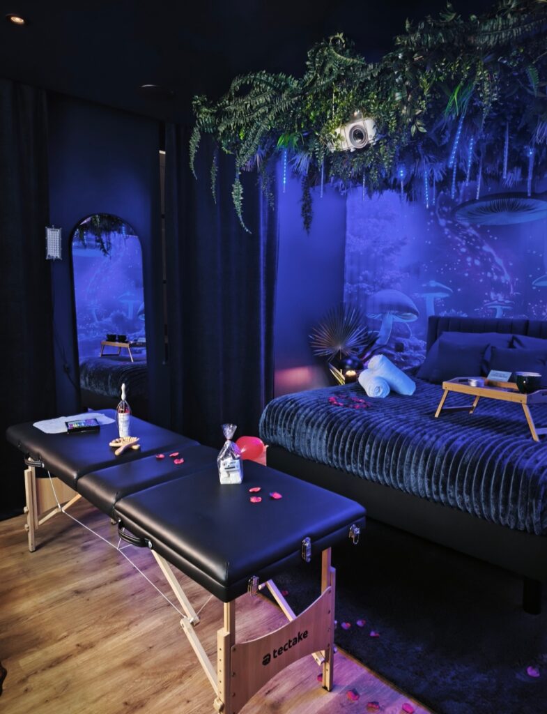 pack PLAISIR 55€ - table de massage, huile, accessoires, peignoirs satin, chaussons et maquillages phosphorescents