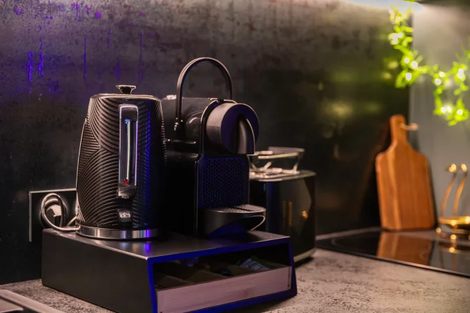 cafetière, bouilloire et grille-pain