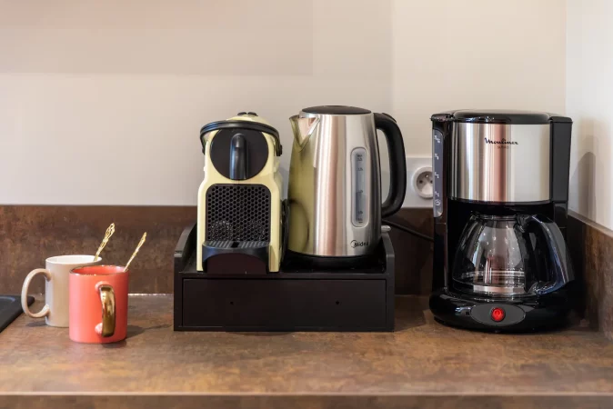 cafetiere-theiere-bouilloire-confort-gite-puymirol.webp