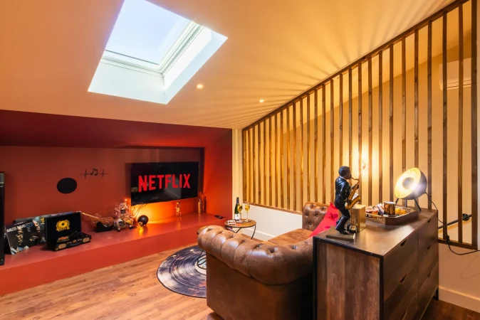 Studio cosy entièrement équipé avec lave-vaisselle et machine à laver lit queen size, décoration soignée télévision écran plat connectée séjour relaxant adpatés aux couples ou déplacements professionnels
