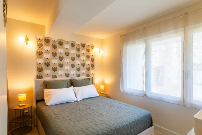 chambre-lumineuse-bastide-puymirol.webp