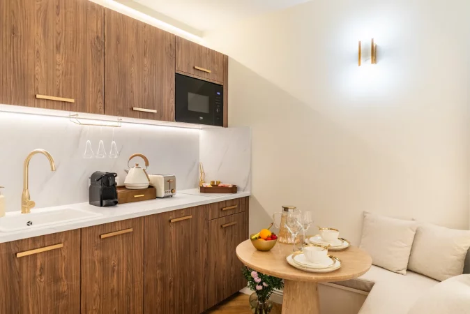 cuisine avec cafetière Nespresso, bouilloire, théière, grille-pain, plaque induction 2 feux, frigo top