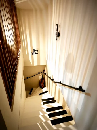 décoration musicale jusque dans les escaliers privés de l'hébergement