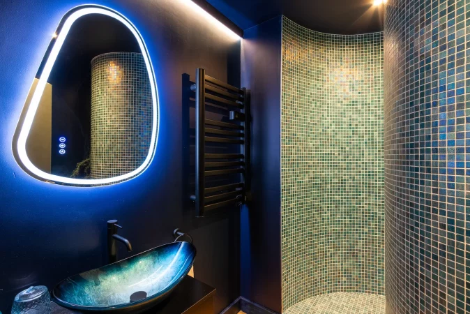 salle d'eau insolite avec douche en forme d'escargot