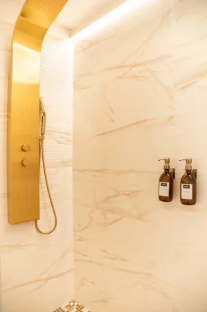 douche sensorielle aux couleurs dorées