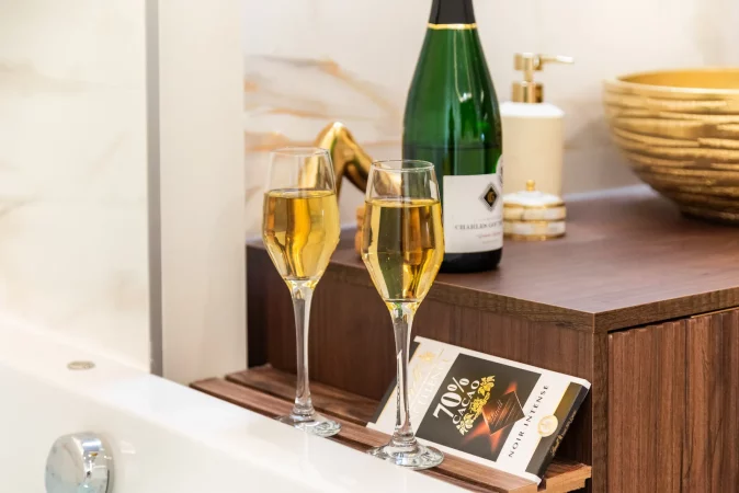 pack gourmandise optionnel avec champagne, chocolat, caramels et guimauves