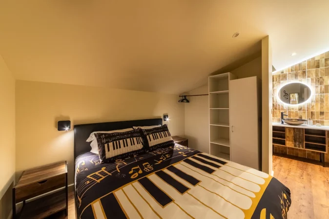 chambre avec lit queen size pour un confort maximal