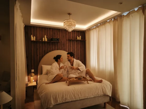 visionner un film depuis un lit queen size dans des draps de qualité hotelière