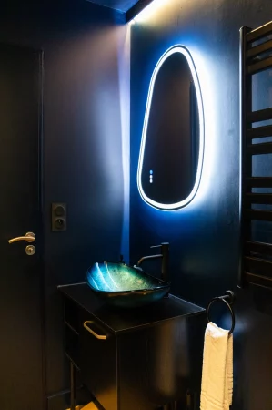 vasque originale avec son miroir goutte pour une salle d'eau immersive et insolite