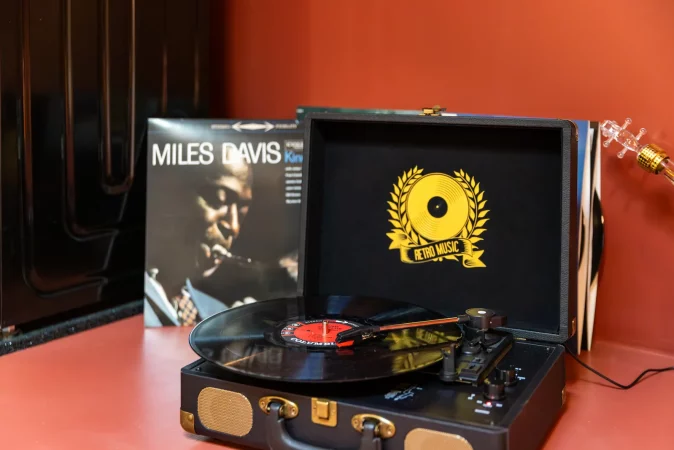 vrai tourne-disque à disposition avec plusieurs vrais vinyles afin de se mettre dans l'athmosphère jazz