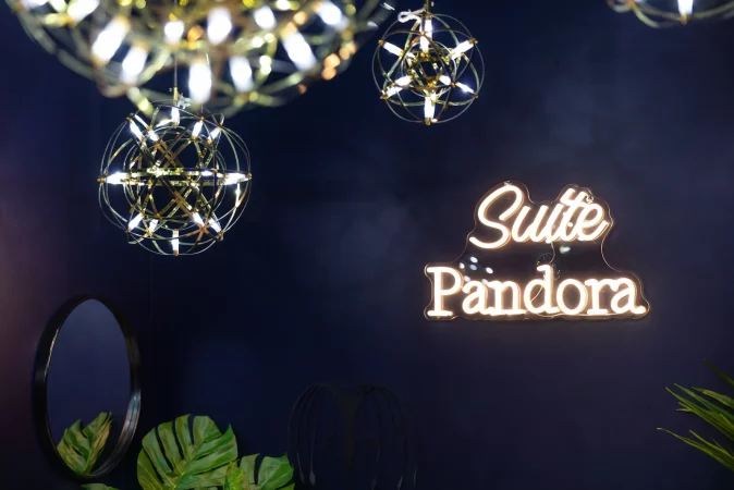 néon lumineux atypique, signature de la suite