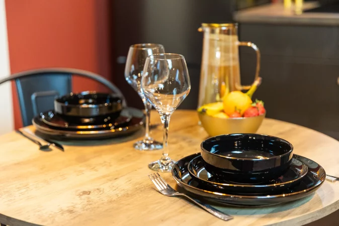 coin repas avec vaisselle de qualité pour un repas en amoureux au top