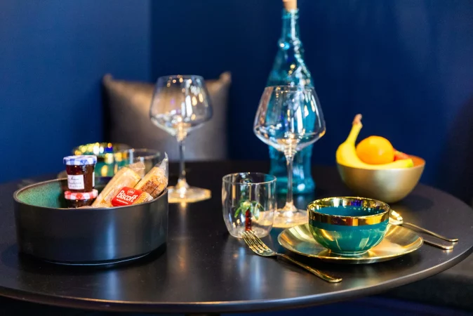 coin repas avec vaisselle de qualité et petit-déjeuner inclus