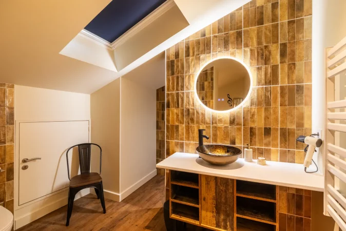 salle de bain luxueuse et lumineuse