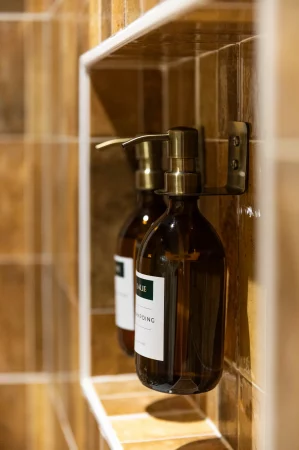 shampooing et gel douche fournis pour une expérience optimale