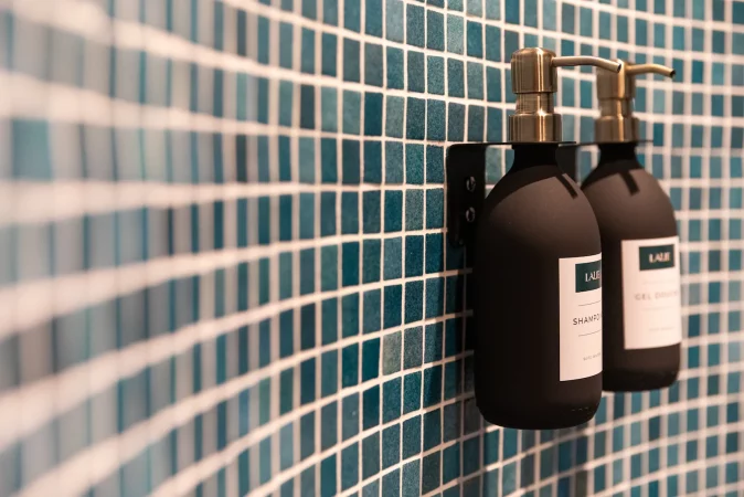 shampooing et gel douche fournis pour une expérience optimale